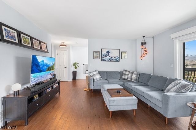 28 Trafalgar Ct, Washington Twp., NJ 07840