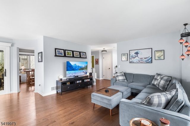 28 Trafalgar Ct, Washington Twp., NJ 07840