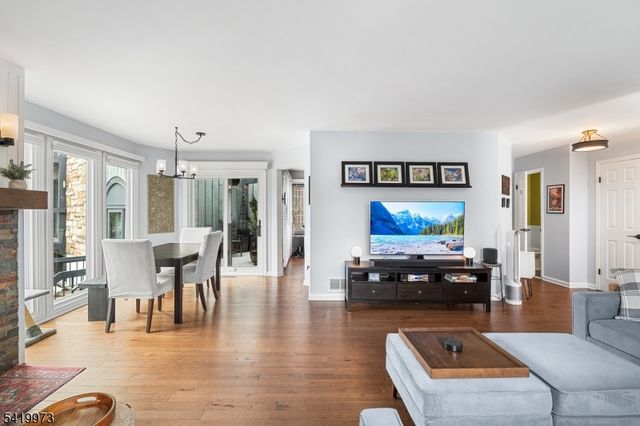 28 Trafalgar Ct, Washington Twp., NJ 07840