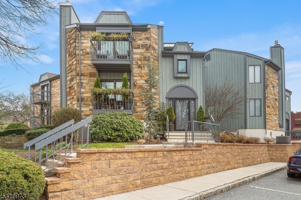 28 Trafalgar Ct, Washington Twp., NJ 07840