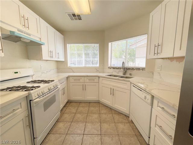1018 Cliffbrook Hedge Avenue, North Las Vegas, NV 89081