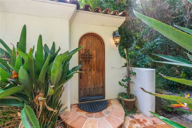 1240 N Olive Drive, West Hollywood, CA 90069