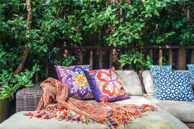 1240 N Olive Drive, West Hollywood, CA 90069