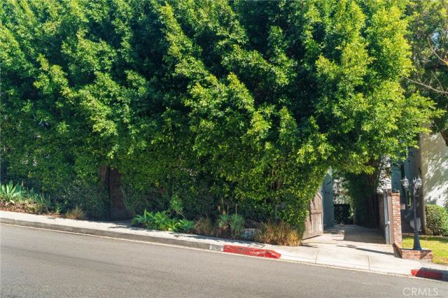 1240 N Olive Drive, West Hollywood, CA 90069