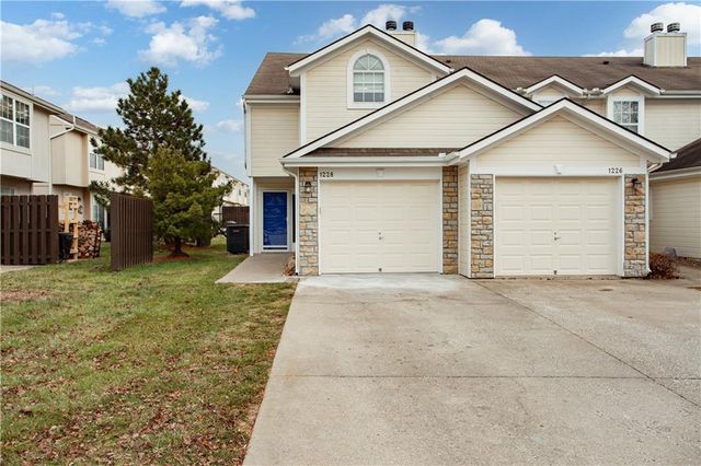 1228 NW Hidden Ridge Circle, Blue Springs, MO 64015