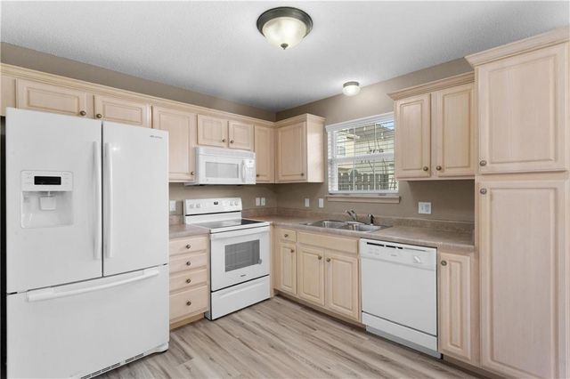 1228 NW Hidden Ridge Circle, Blue Springs, MO 64015