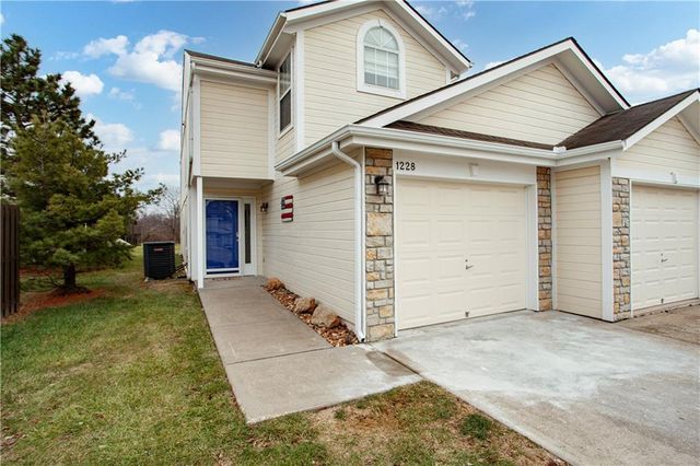 1228 NW Hidden Ridge Circle, Blue Springs, MO 64015