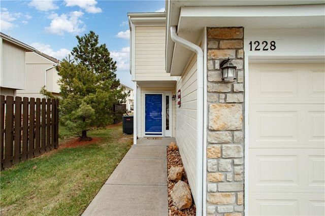 1228 NW Hidden Ridge Circle, Blue Springs, MO 64015