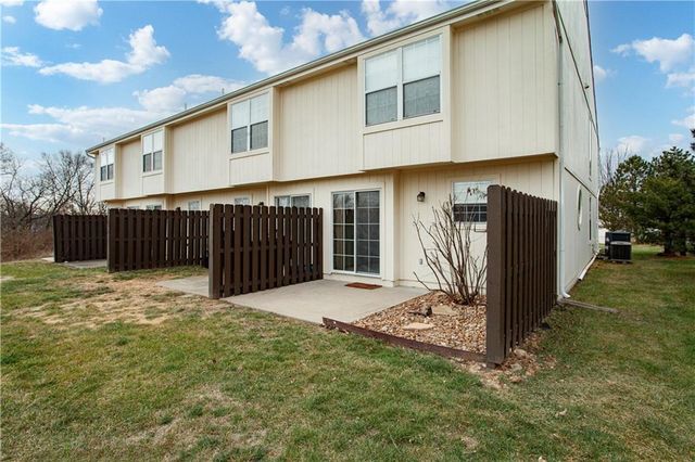 1228 NW Hidden Ridge Circle, Blue Springs, MO 64015