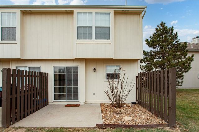 1228 NW Hidden Ridge Circle, Blue Springs, MO 64015