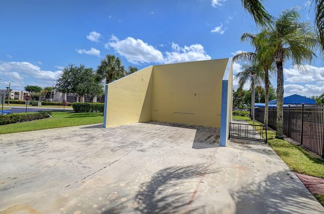 5220 Las Verdes Circle 220, Delray Beach, FL 33484