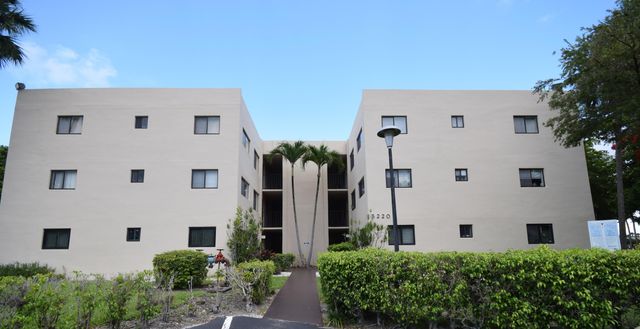 5220 Las Verdes Circle 220, Delray Beach, FL 33484
