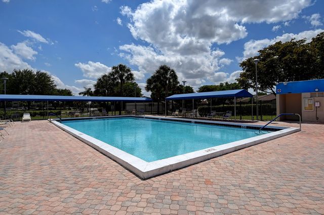 5220 Las Verdes Circle 220, Delray Beach, FL 33484
