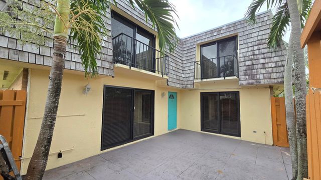 257 Lake Arbor Drive, Palm Springs, FL 33461