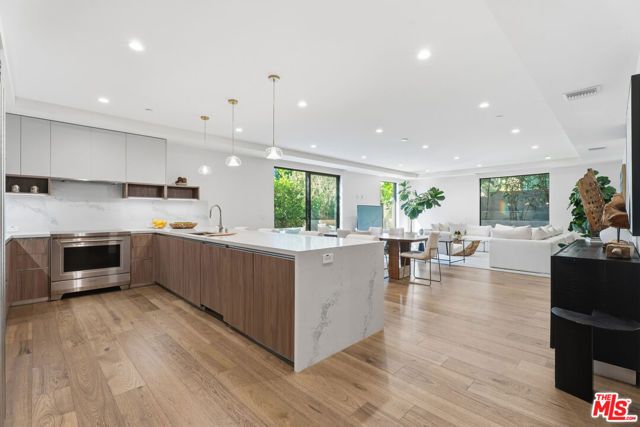 725 N Croft Avenue 302, Los Angeles, CA 90069