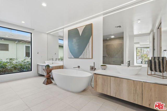 725 N Croft Avenue 302, Los Angeles, CA 90069