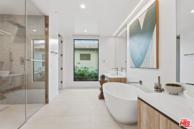 725 N Croft Avenue 302, Los Angeles, CA 90069