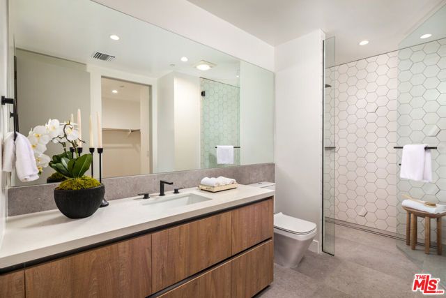 725 N Croft Avenue 302, Los Angeles, CA 90069