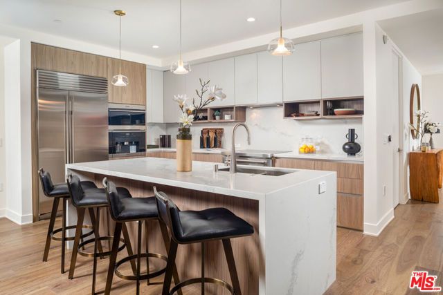 725 N Croft Avenue 302, Los Angeles, CA 90069