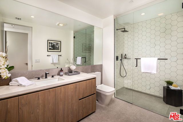 725 N Croft Avenue 302, Los Angeles, CA 90069