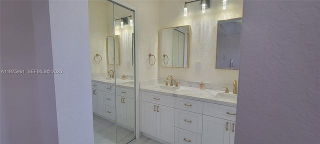 11476 NW 77th Ln, Doral, FL 33178