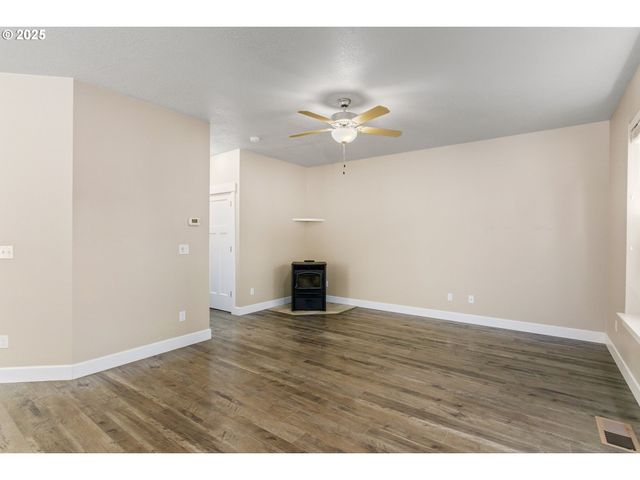 124 Ne MEGAN Dr, Estacada, OR 97023