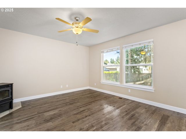 124 Ne MEGAN Dr, Estacada, OR 97023