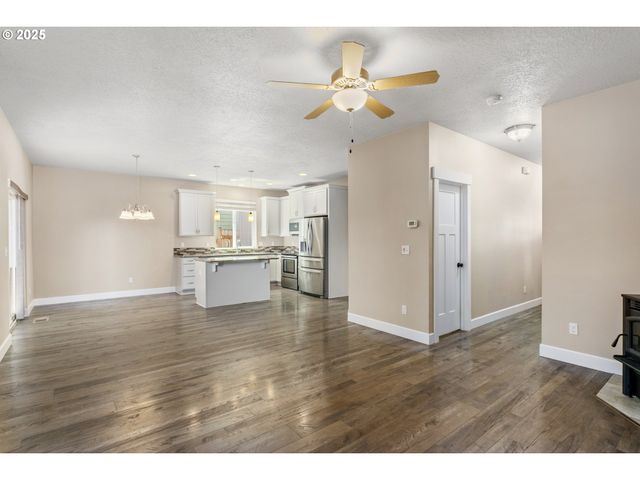 124 Ne MEGAN Dr, Estacada, OR 97023
