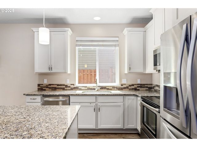 124 Ne MEGAN Dr, Estacada, OR 97023