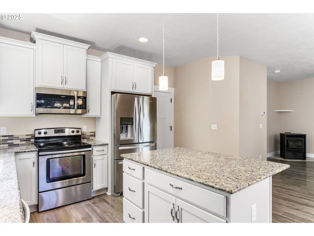 124 Ne MEGAN Dr, Estacada, OR 97023