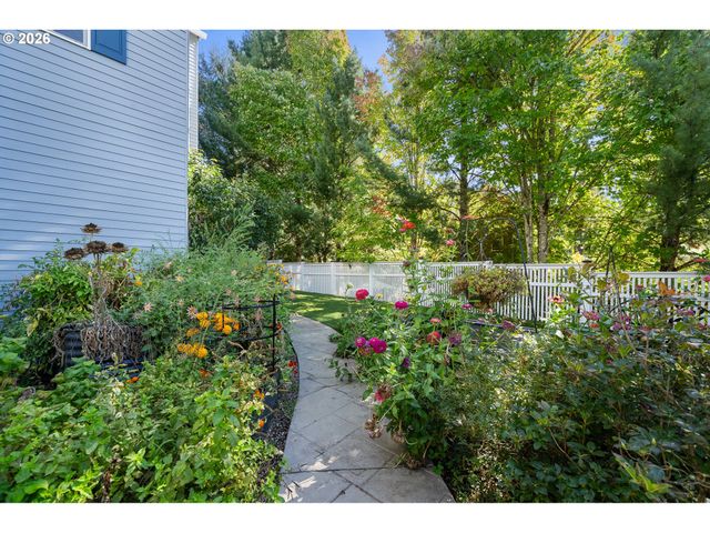25619 CHERYL Dr, West Linn, OR 97068