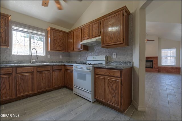 129 Torrey Pines Drive, Santa Teresa, NM 88008