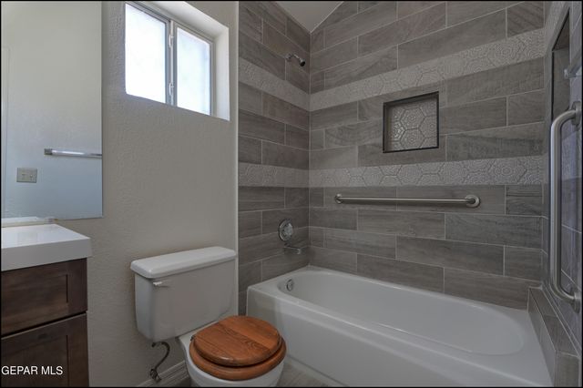 129 Torrey Pines Drive, Santa Teresa, NM 88008