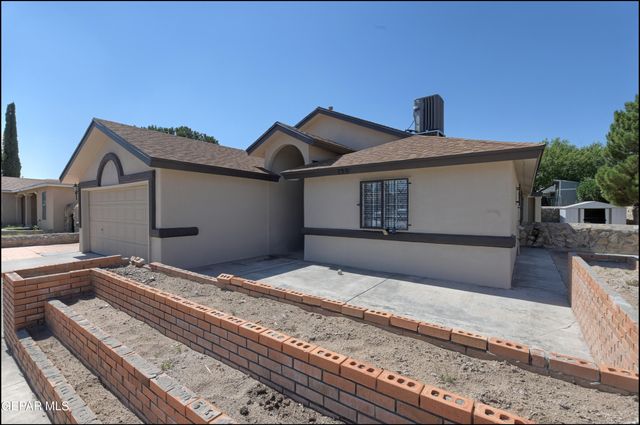 129 Torrey Pines Drive, Santa Teresa, NM 88008