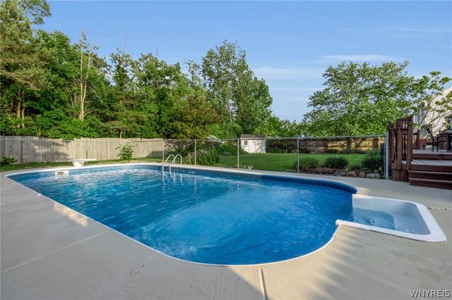 58 Cedar Ridge Drive, West Seneca, NY 14224
