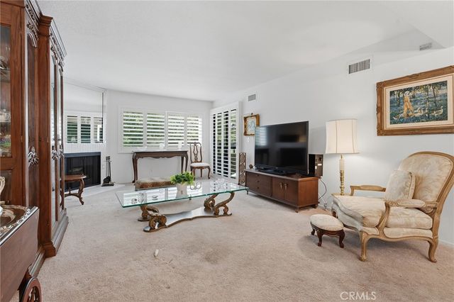 21650 Burbank 203, Woodland Hills, CA 91367