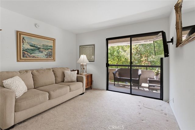 21650 Burbank 203, Woodland Hills, CA 91367