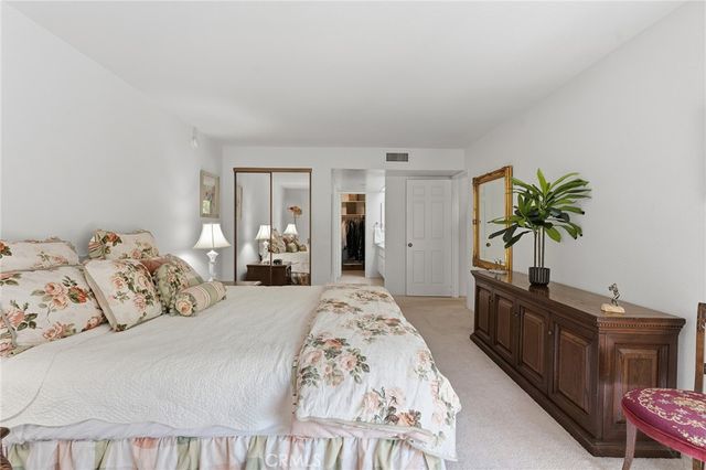 21650 Burbank 203, Woodland Hills, CA 91367
