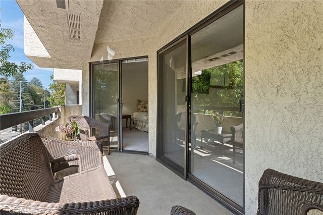 21650 Burbank 203, Woodland Hills, CA 91367