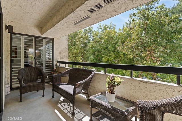 21650 Burbank 203, Woodland Hills, CA 91367