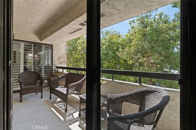 21650 Burbank 203, Woodland Hills, CA 91367