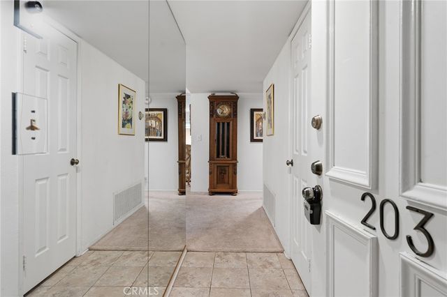 21650 Burbank 203, Woodland Hills, CA 91367