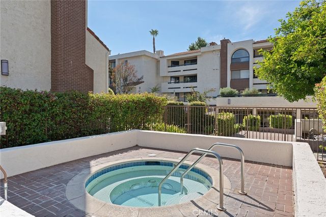21650 Burbank 203, Woodland Hills, CA 91367