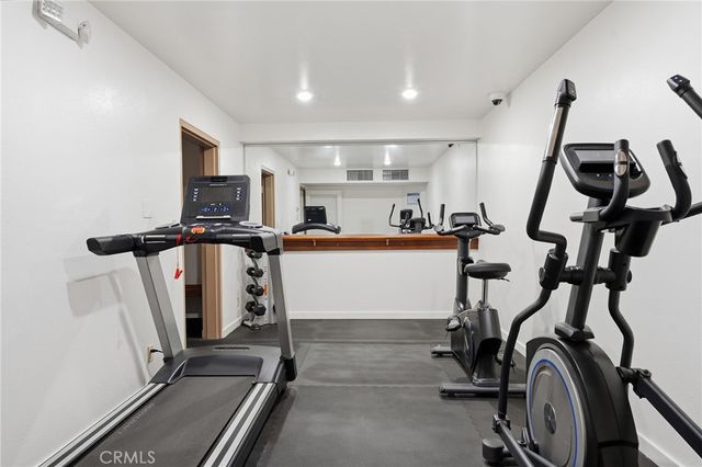 21650 Burbank 203, Woodland Hills, CA 91367