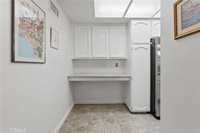 21650 Burbank 203, Woodland Hills, CA 91367