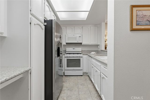 21650 Burbank 203, Woodland Hills, CA 91367