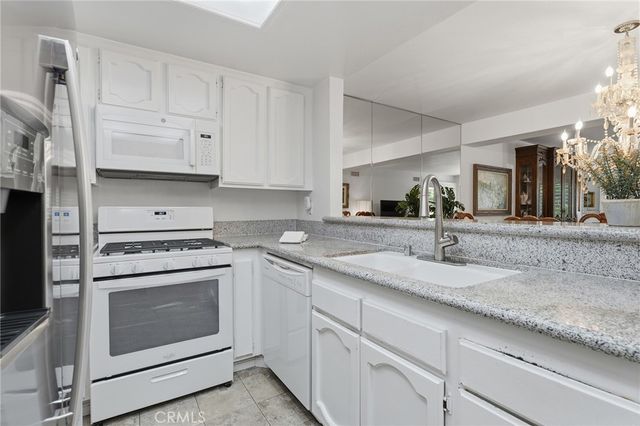 21650 Burbank 203, Woodland Hills, CA 91367