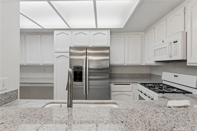 21650 Burbank 203, Woodland Hills, CA 91367