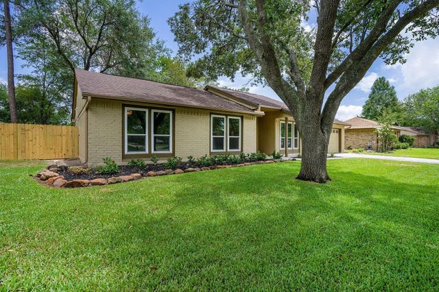 1008 Lost River Drive, Friendswood, TX 77546