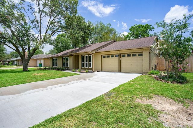 1008 Lost River Drive, Friendswood, TX 77546